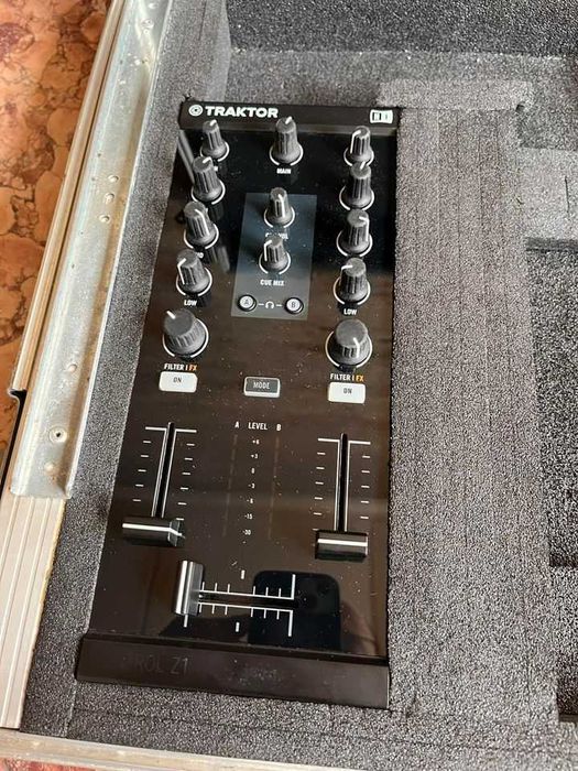 Case dedicat Traktor Kontrol X1 si mixer Z1
