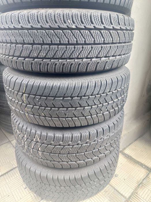 215 65 16C,4buc iarna aproape noi,UNIROYAL