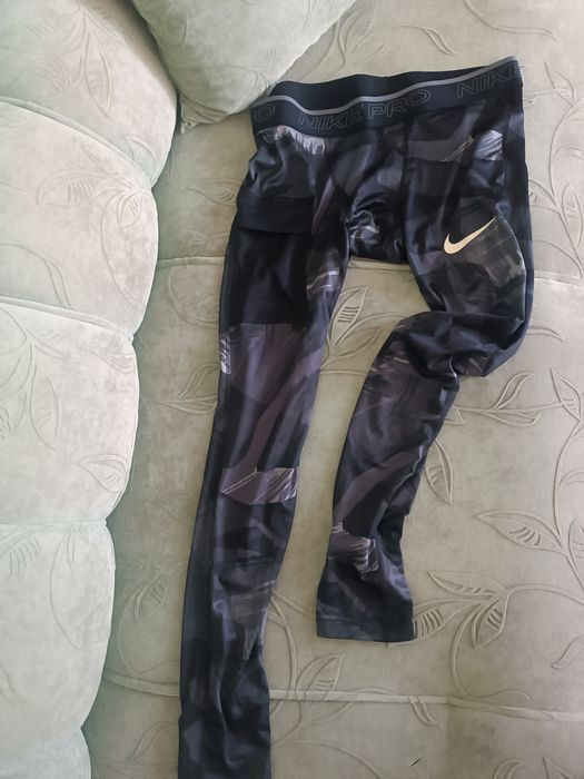 Спортен екип клин и две тениски без ръкави.