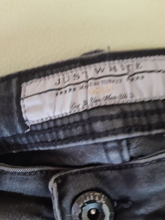 Blugi de culoare negru