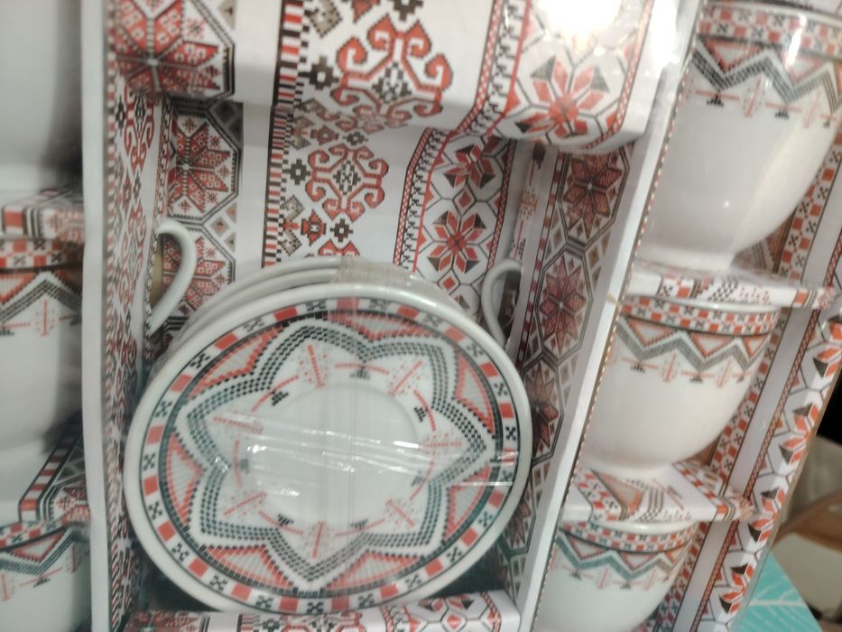 Set cesti cu farfuri noi roși cu alb