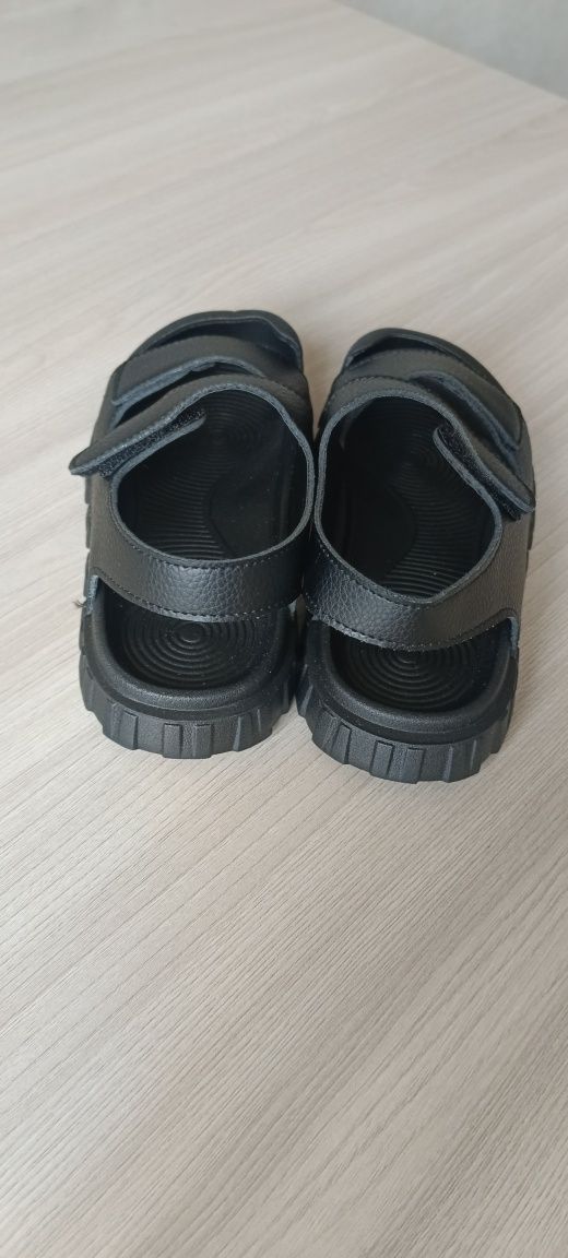 Продам новые сандали на мальчика 29 размер