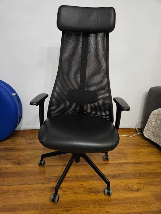 Scaun birou (IKEA, JÄRVFJÄLLET) rotativ cu brațe, Glose negru