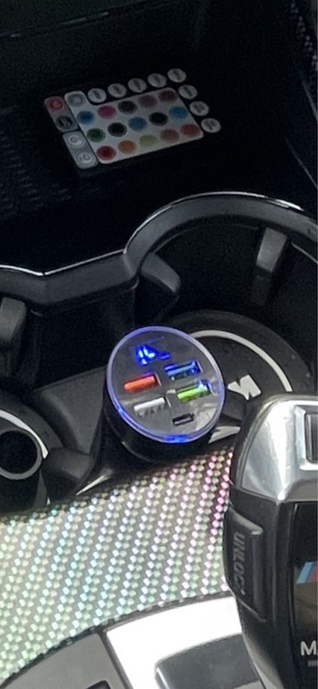 Vand încărcător auto cu display și 4 ieșiri USB