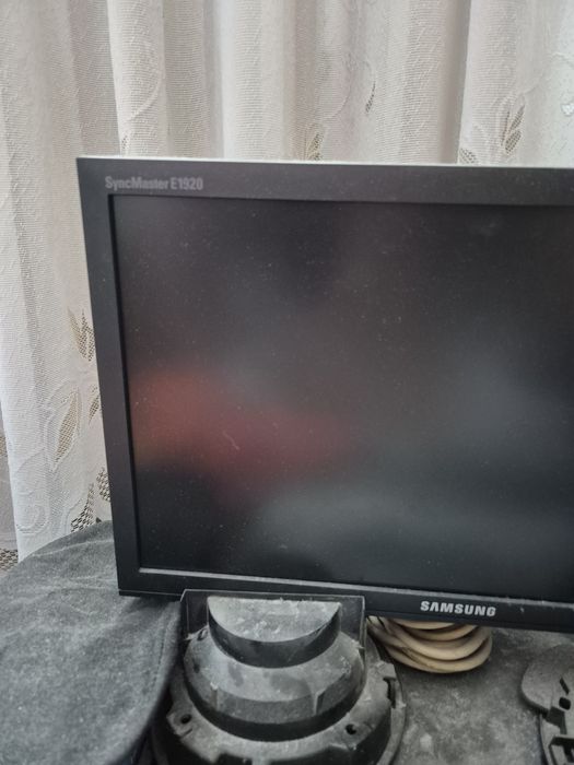 Vând monitor Samsung, model: SyncMaster E1920