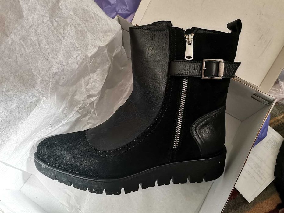 Нови, дамски боти. Естествена кожа, и велур.