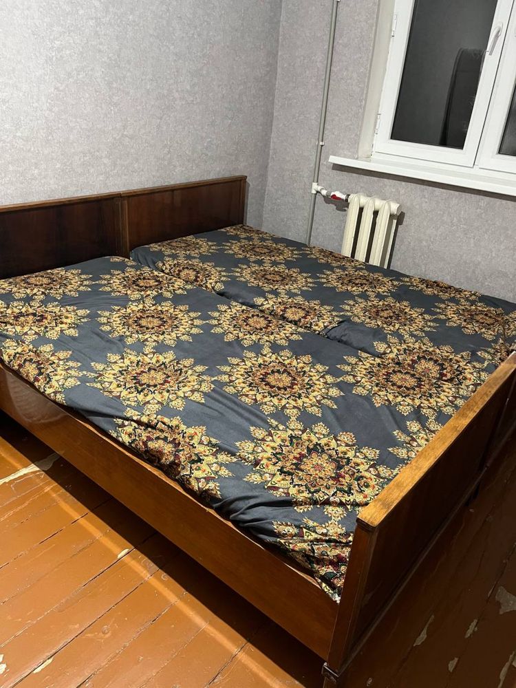 Две советские кровати(можно как одну двухспальную)- дерево,крепкая.