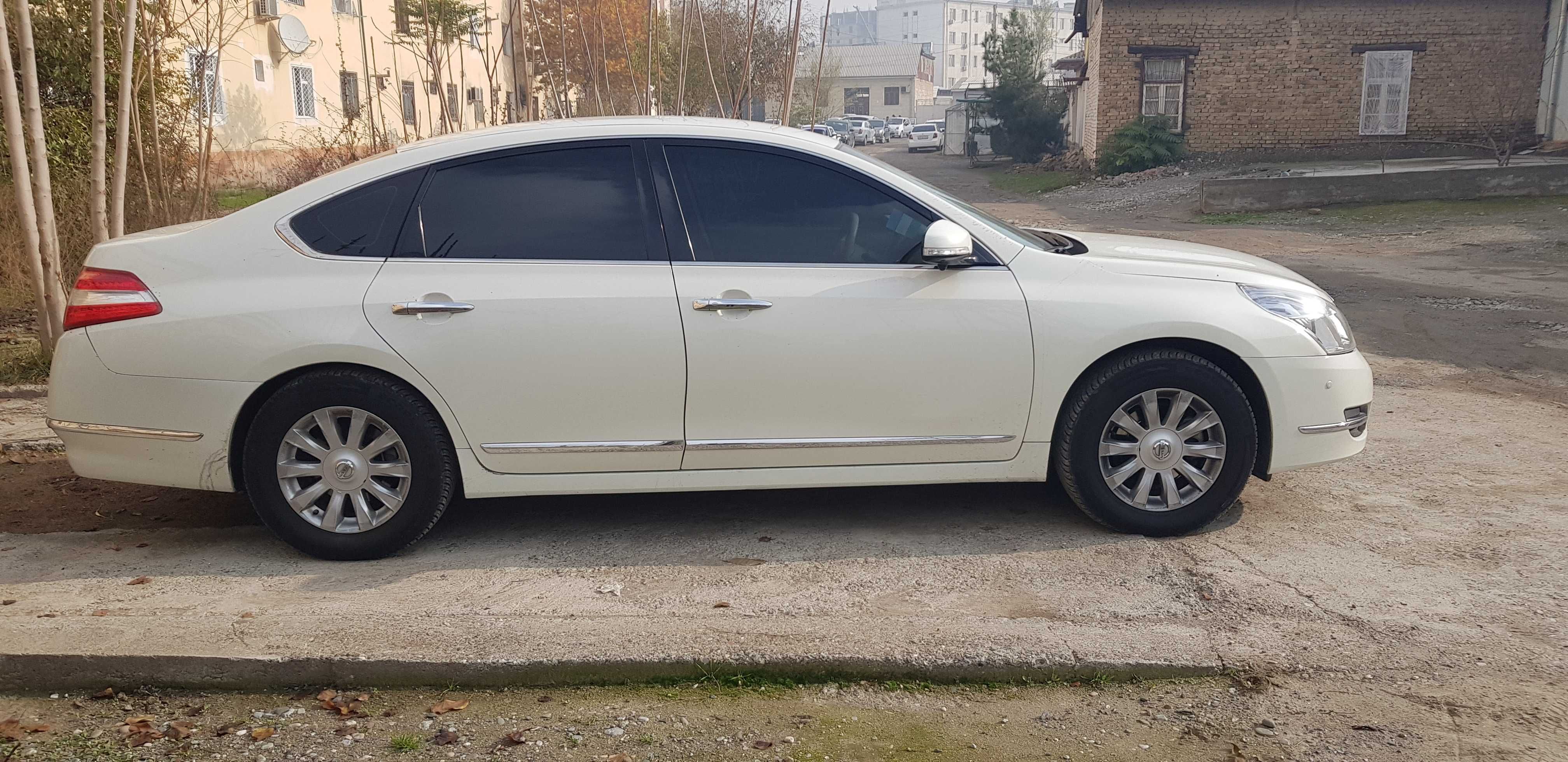 Автомобиль NISSAN