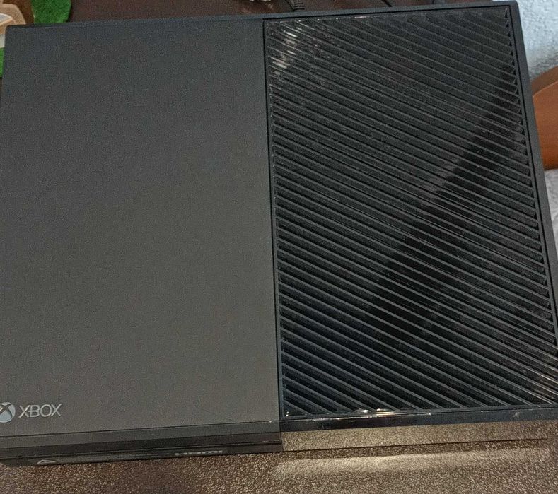 Продавам Xbox One със захранване и бял контролер