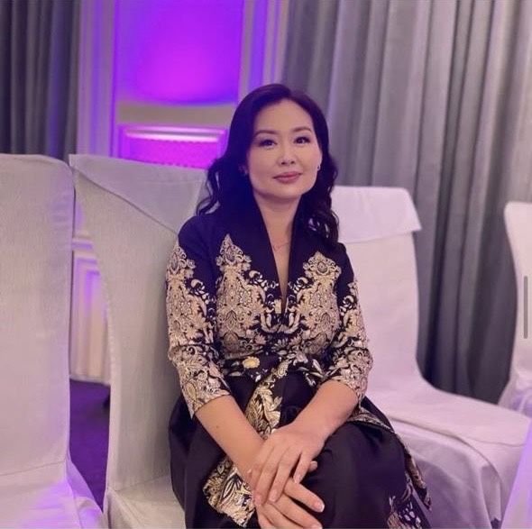 Черное платье с золотистыми вставками