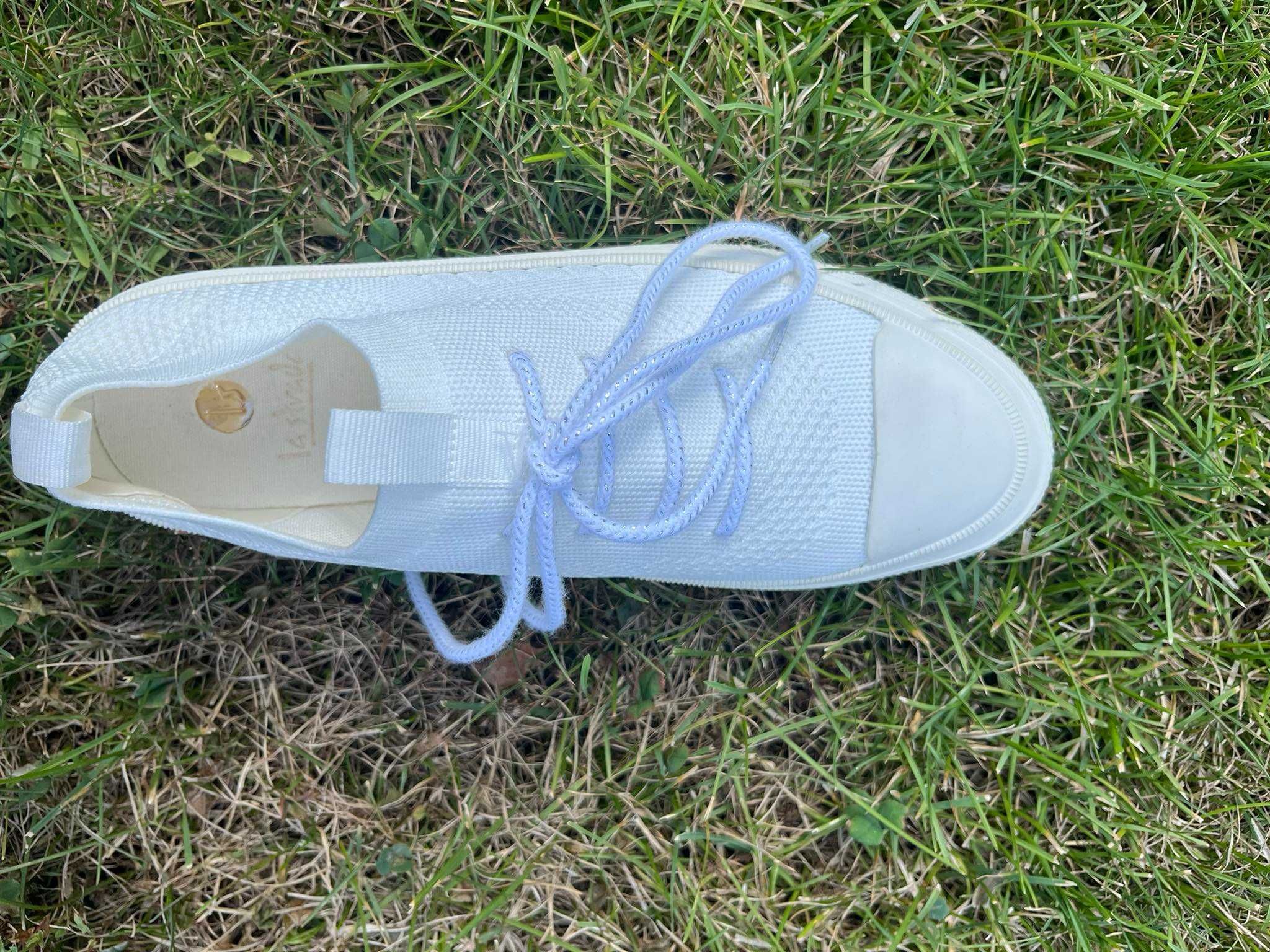 Бели дамски спортни обувки