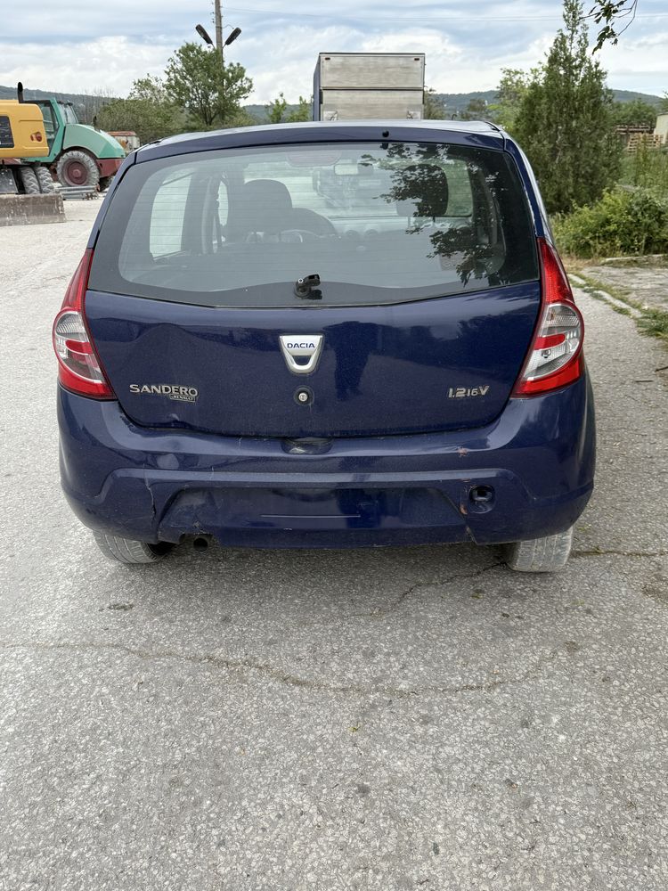 На части Dacia Sandero 1.2i 16v 75кс 2010година ръчка