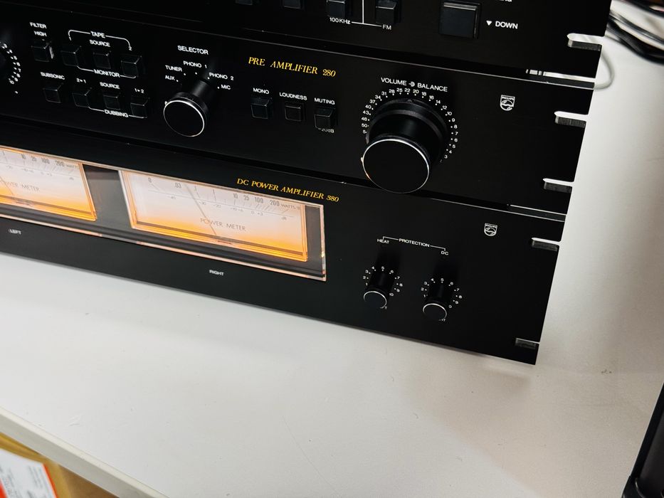 Linie de colecție PHILIPS-bloc putere-preamplificator-tuner,vu-metre