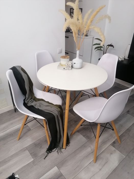 Masă rotundă cu 4 scaune