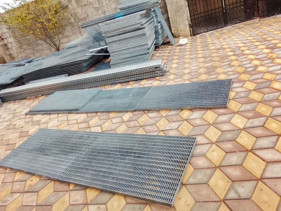 Vindem grătare zincate orice dimensiune și trepte pentru scări