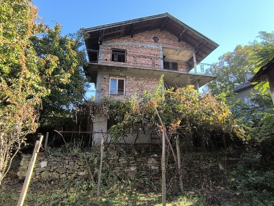 Собственик продава триетажна къща 320 кв.м. в с. Тияновци,област Видин