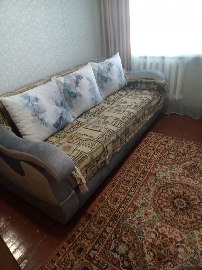 Сдам 2 комнатную квартиру посуочно 8000