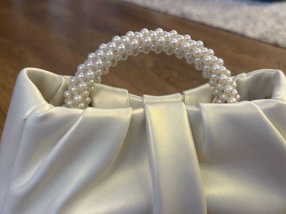 Бяла малка дамска чанта