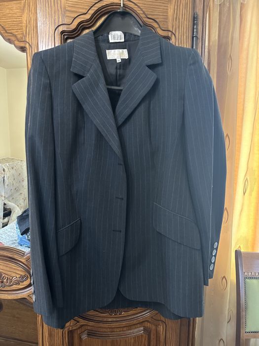 Costum dama cu fusta peste genunchi