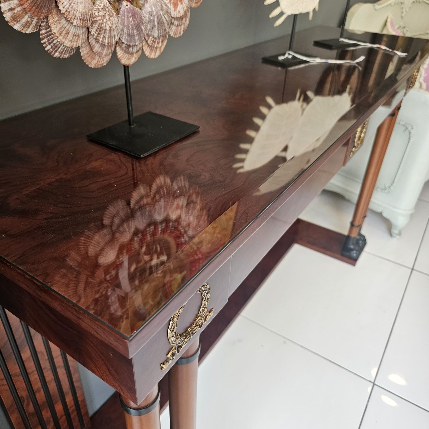Уникална оригинална конзолна маса Chesterfield.
Лимитирана бройка бути