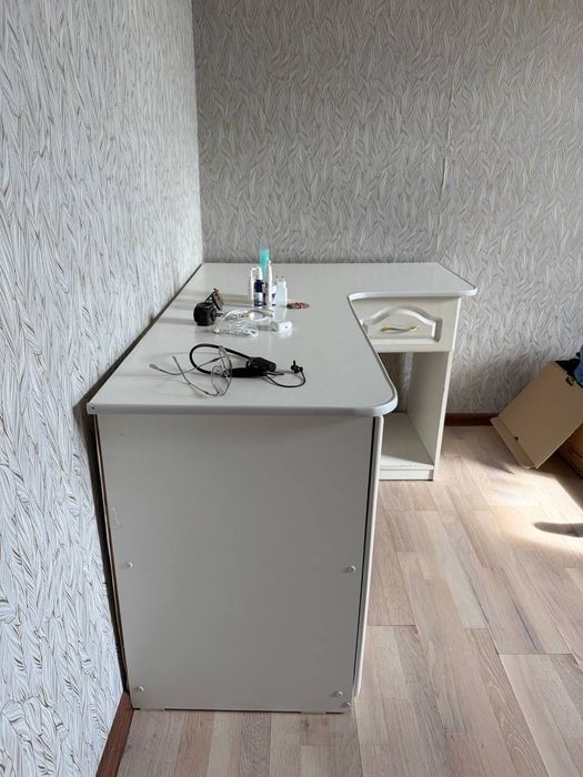 Продам стол, комод