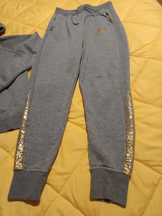 Дамски екип неразличим от нов . Обличан е броени пъти.