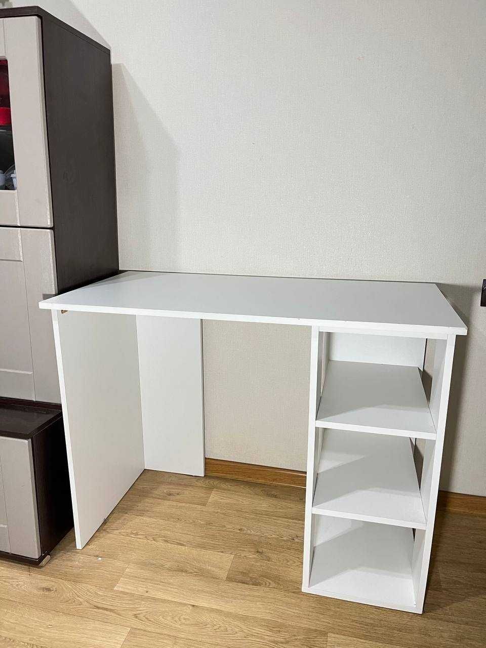 Стол компьютерный. Белый. 100x50x74 см.