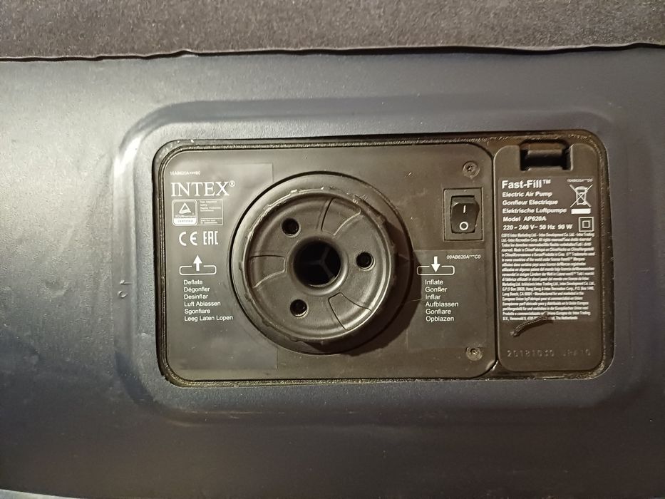 Saltea gonflabila Intex cu compresor incorporat