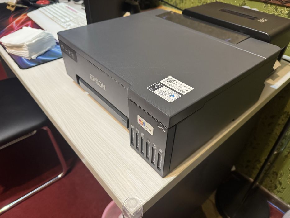 Epson L8050 – фотопринтер для наклеек и флаеров, идеальное состояние