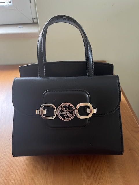 Черна компактна чанта на Guess