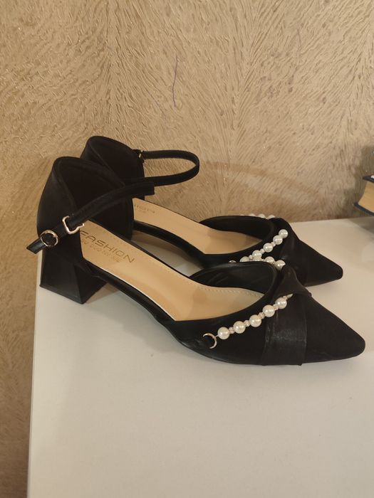 Женские туфли на низком каблуке