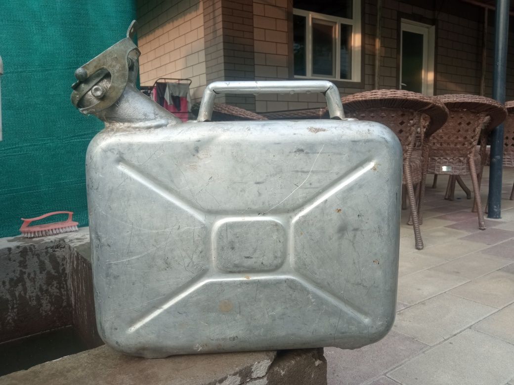 Срочна продам канистру