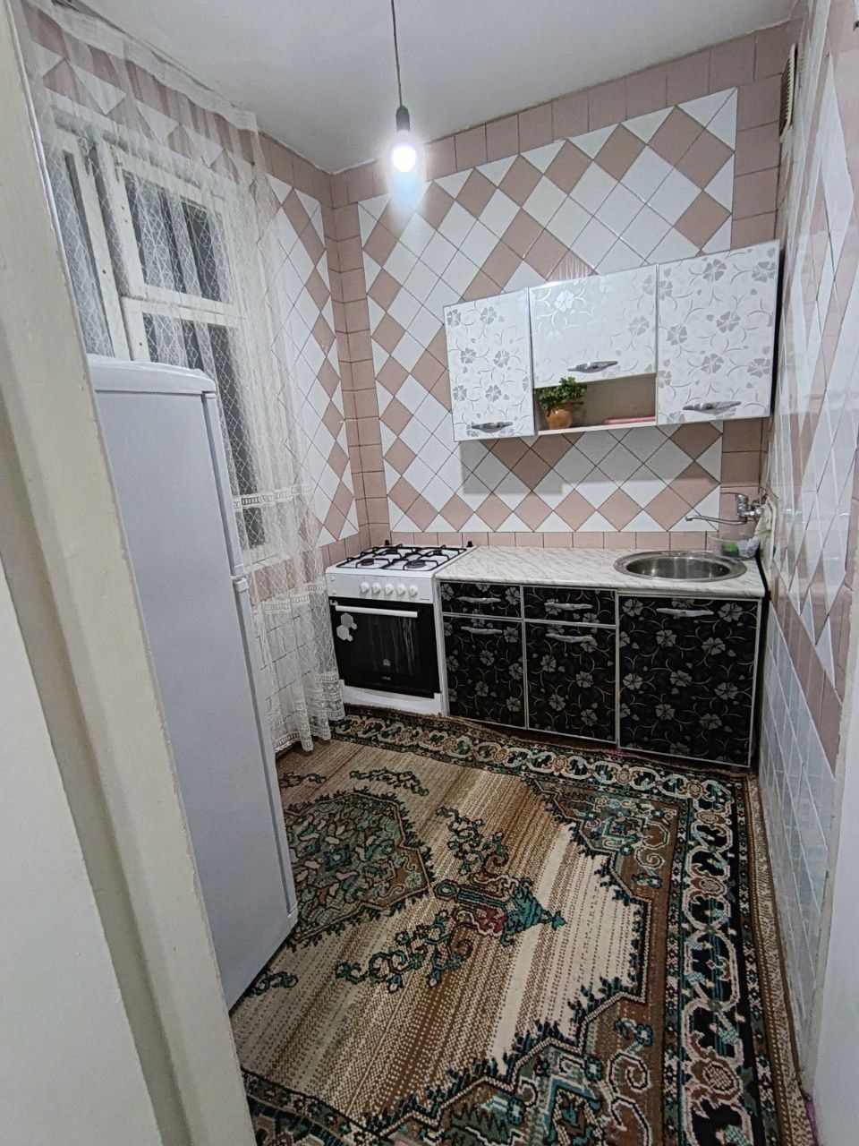 Mirzo Ulugbek metro 2/4/4 balkon 1,5x3 kvartira sotiladi