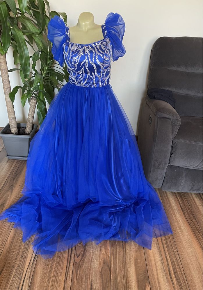 Rochie de ocazie lunga cu crapatura pe picior