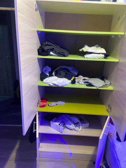 Двукрилен гардероб с двойна основа