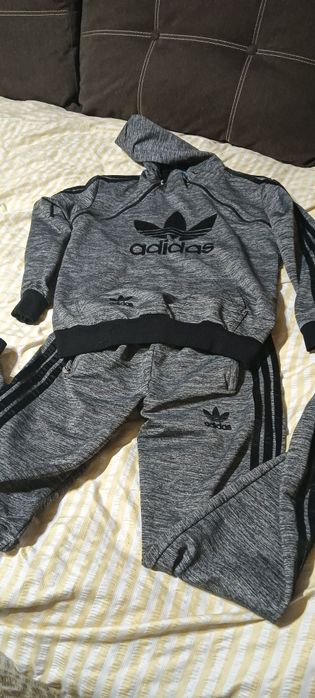 Vând trening Adidas originale