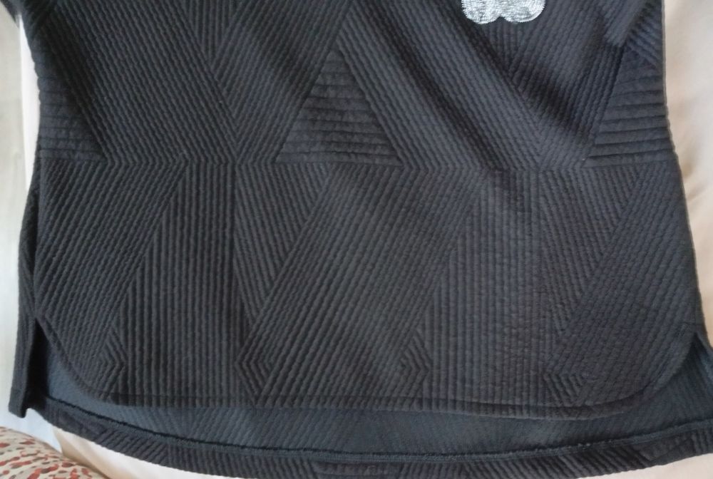 Черна блуза с цветя на Луси