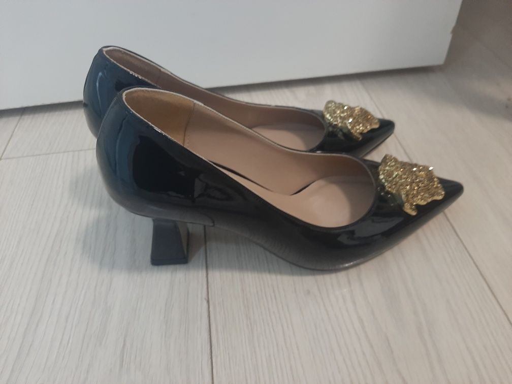 Pantofi cu toc negri Versace