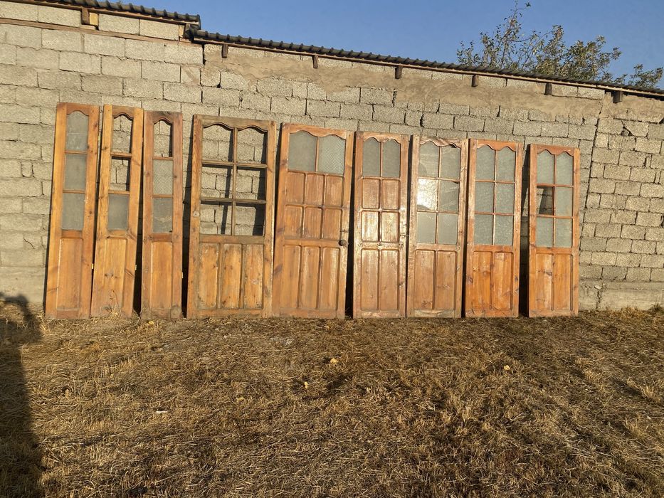 Ағаш есіктер, тек есіктері бар