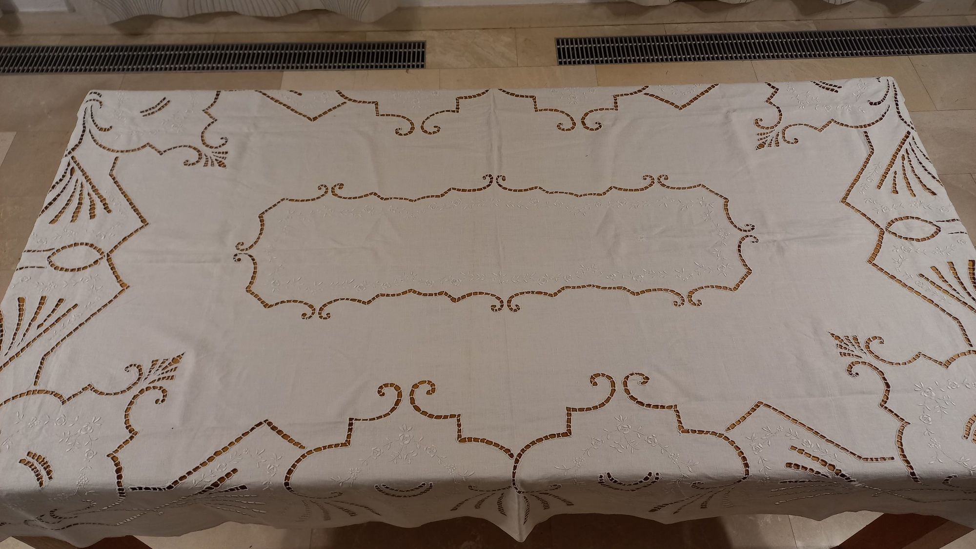 Fata se masa brodata manual 142x210 cm