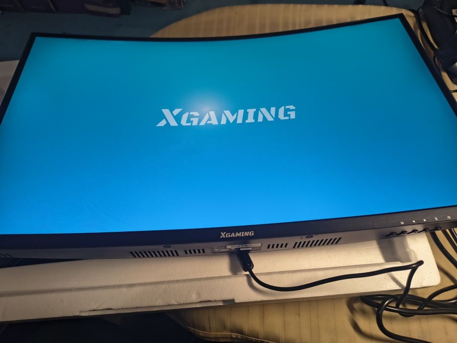 XGaming Извит монитор за игри 27 инча 165Hz 2560×1440P QHD