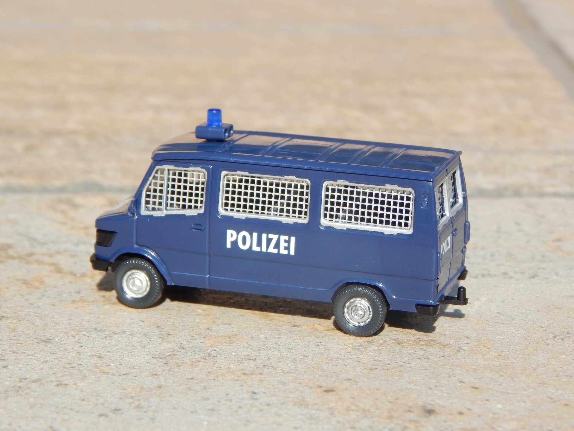 Macheta duba politie jandarmerie Mercedes 280-282 Wiking 1:87 la cutie