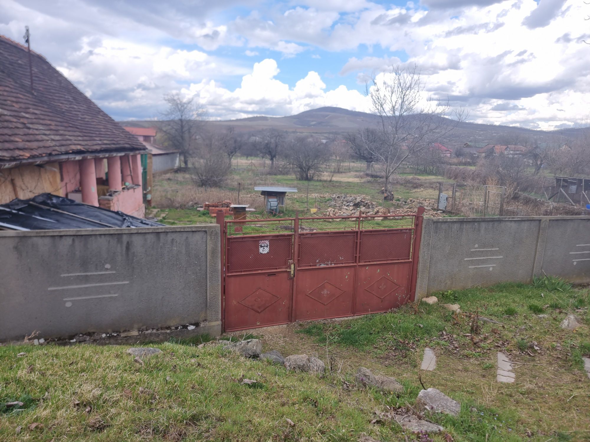 Vând casa cu grădină la Miniș-Ghioroc