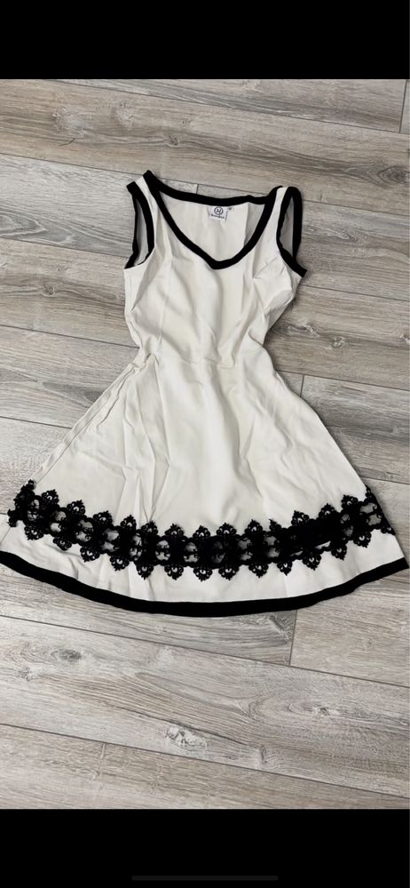 Платье белое короткое с вышивкой