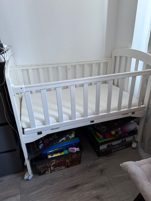 Pătuț bebeluș tip leagăn