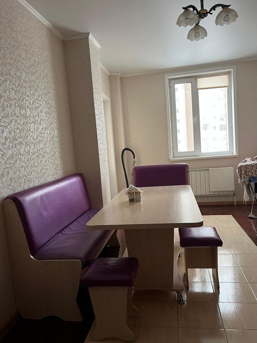 Продам стол и два диванчики к нему