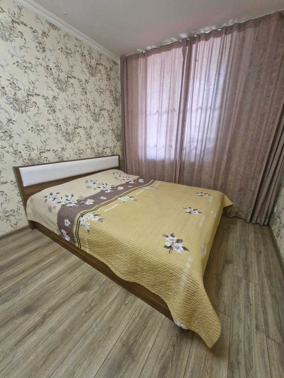 Шкаф с зеркалами, антресоли  и двуспальная кровать.