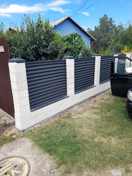 Construim garduri și porți stil jaluzea șipcă metalică tablă cutată