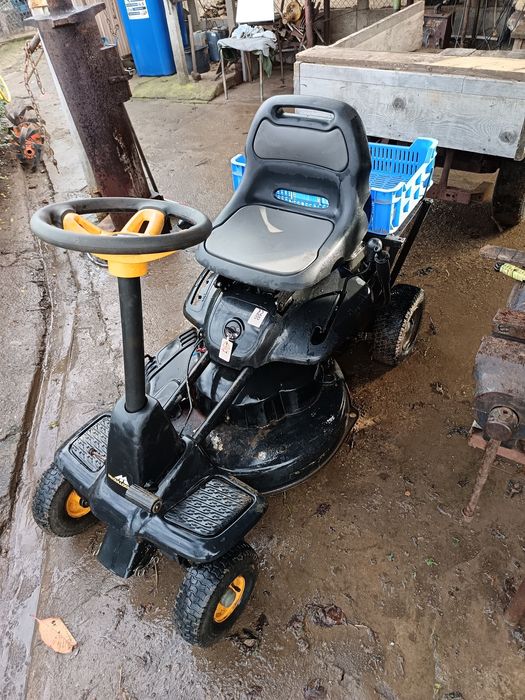Vând tractoras de tuns gazon