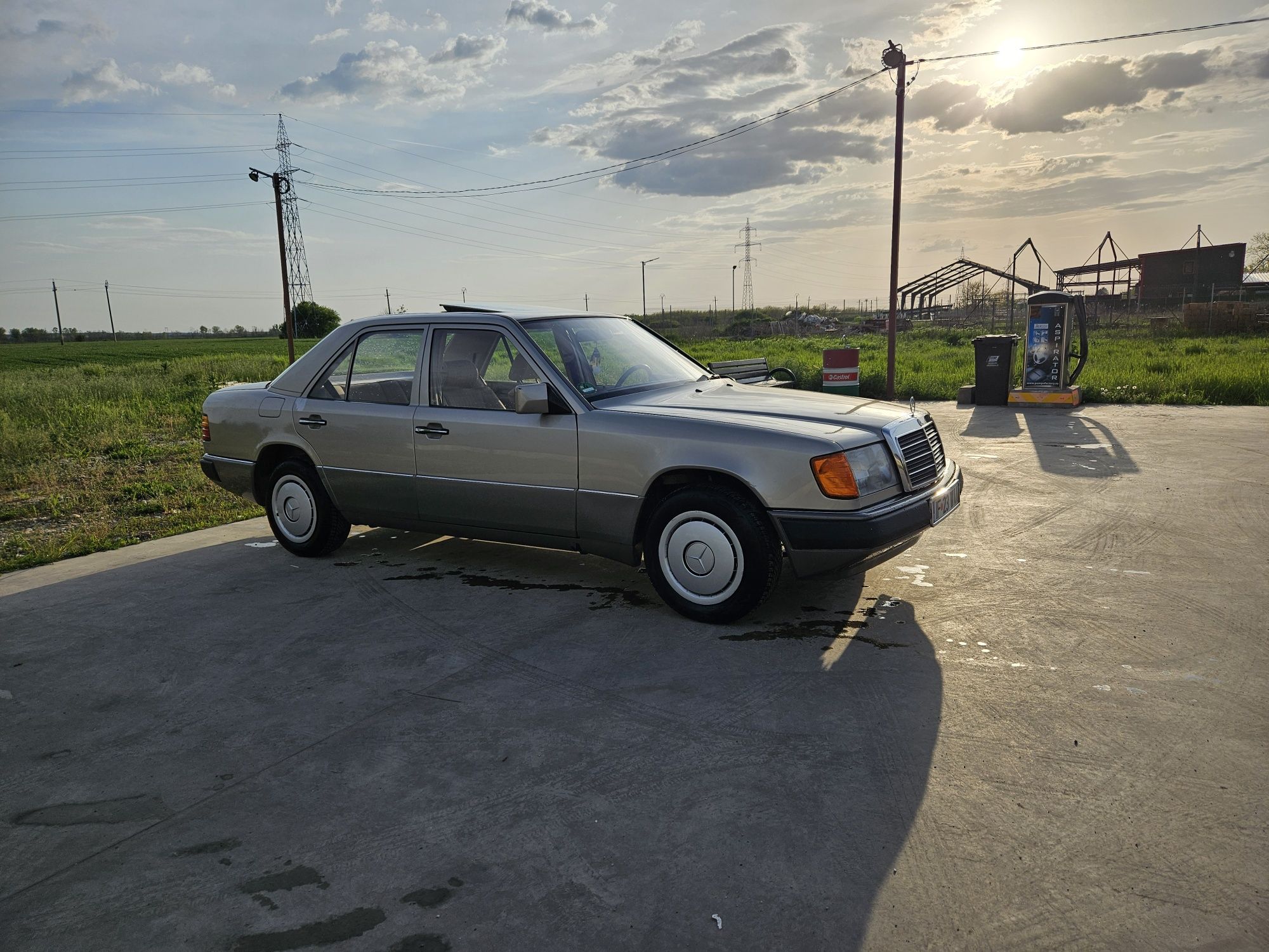 Mercedes w124 200E 1990 trapa interior crem pretabil retromobil